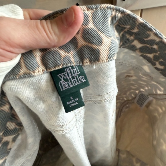 LIKE NEW Wild Fable Leopard Barrel Jean - Picture 6 of 12